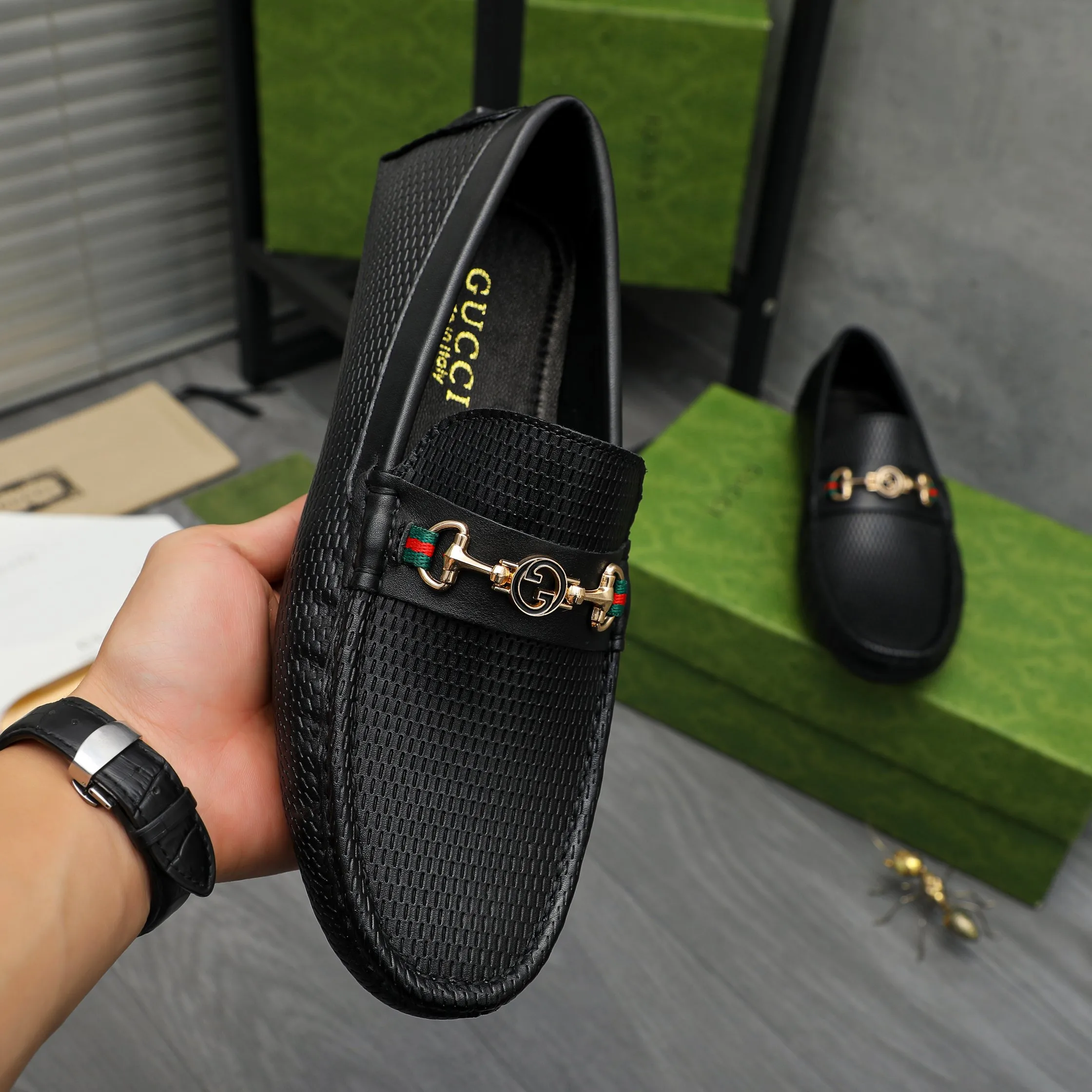 P420 Product trademark: GUCCI (Gucci) casual slip-on men's shoes Regular size: 38-44 Product materials: Selected hollow cowhide upper, sheepskin lining, original rubber outsole